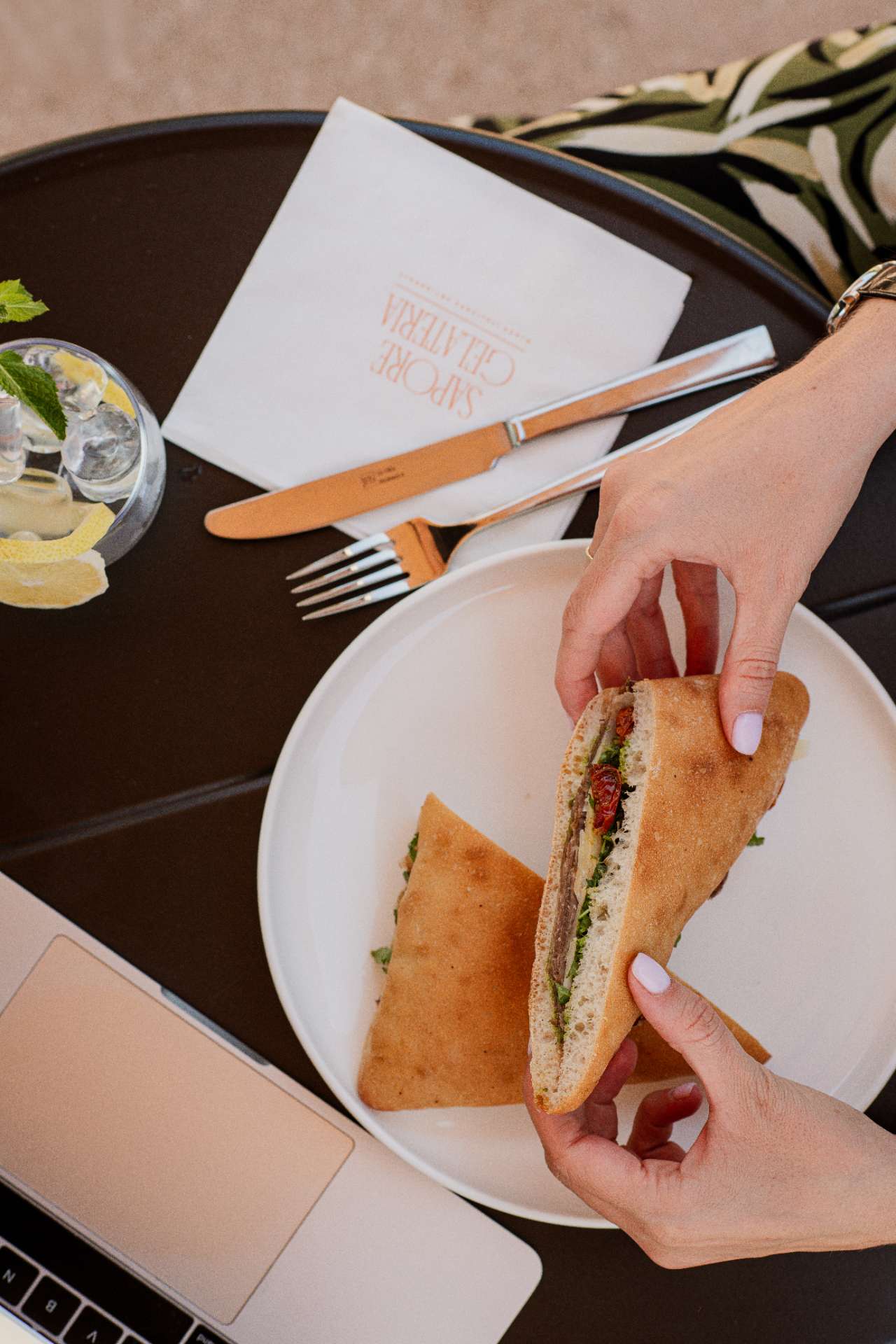 Sapore Gelateria – Café-glacier à l’ambiance italienne à Marrakech, proposant glaces artisanales, pâtisseries, plats salés et boissons gourmandes Sapore Gelateria – Café-glacier à l’ambiance italienne à Marrakech, proposant glaces artisanales, pâtisseries, plats salés et boissons gourmandes